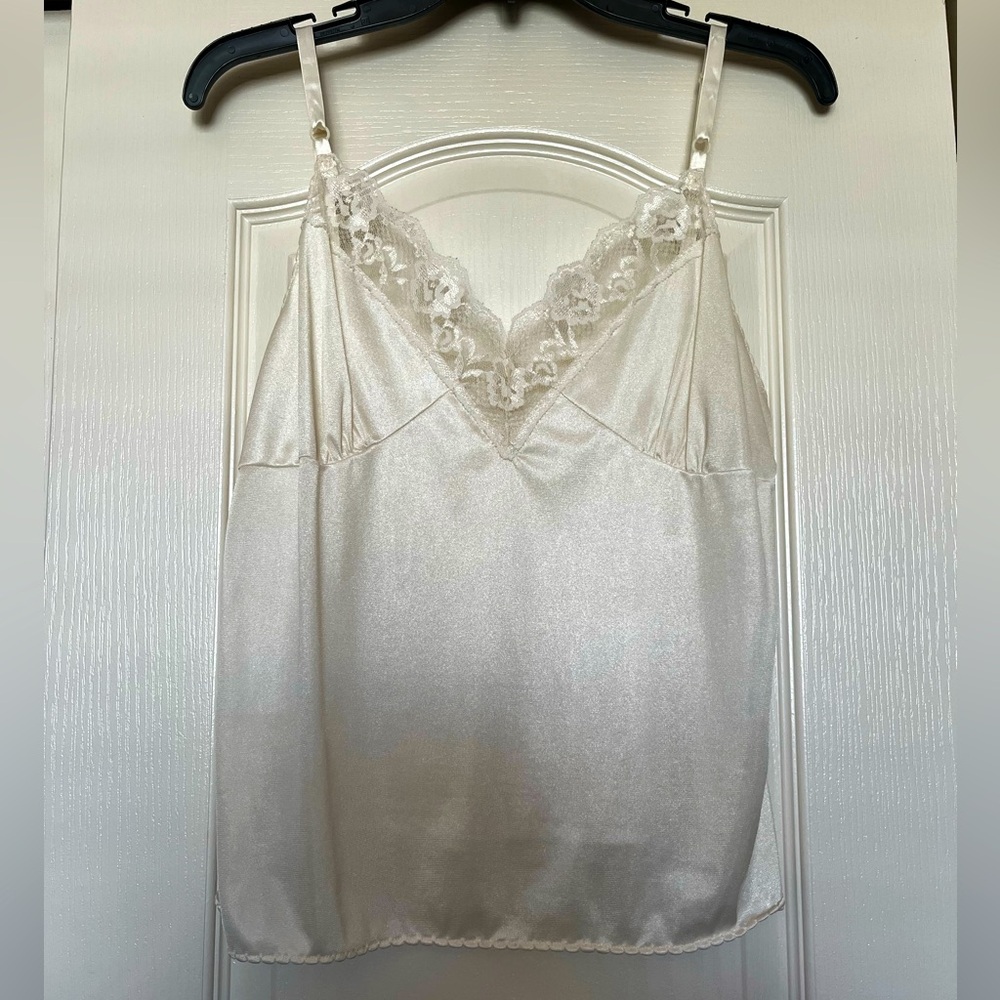 Vintage cream sweetheart lace top